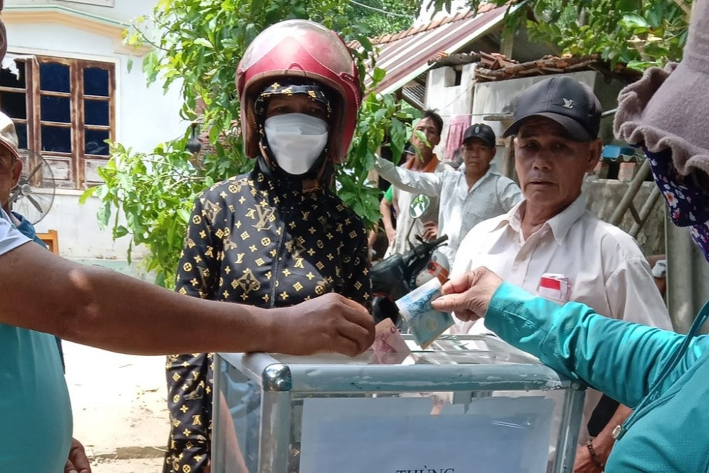 Cùng bố mẹ đi đãi hến, 3 anh em đuối nước tử vong