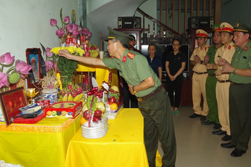 Đoàn công an tỉnh Hà Nam thăm hỏi gia đình cán bộ CSGT hy sinh