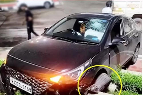 'Drift lỗi', Hyundai Verna rụng bánh sau khi mất lái tông vào dải phân cách