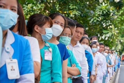 Hàng dài đồng nghiệp, bệnh nhân đưa tiễn bác sĩ ung bướu ở TP.HCM