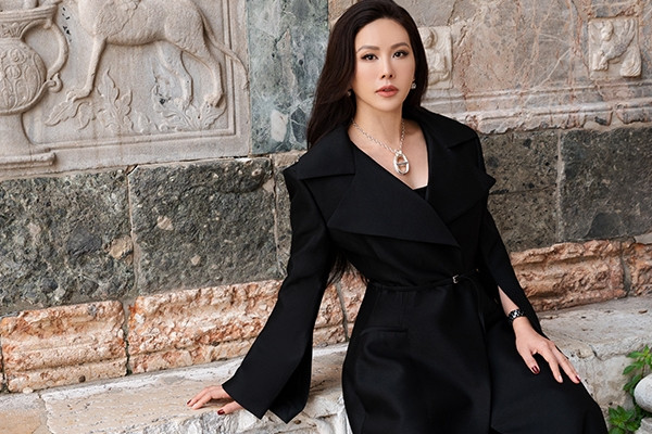 Hoa hậu Thu Hoài khoe sắc vóc quyến rũ tại Venice