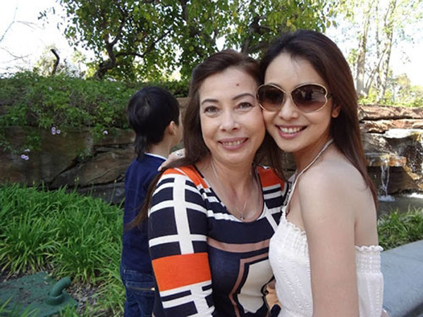 Mẹ ruột sống tại Mỹ của Jennifer Phạm: Nhan sắc trẻ đẹp, sống kín tiếng nuôi cháu ngoại - Ảnh 3.