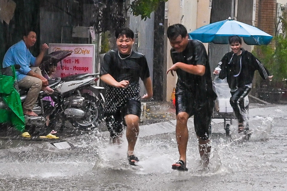 Người dân TP.HCM lội bì bõm trong cơn mưa lớn giờ tan tầm
