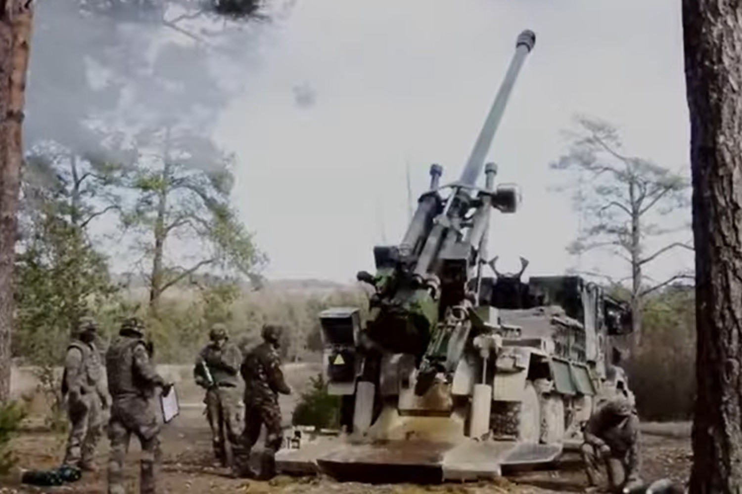 Video pháo tự hành Pháp bắn cháy khí tài Nga ở Ukraine
