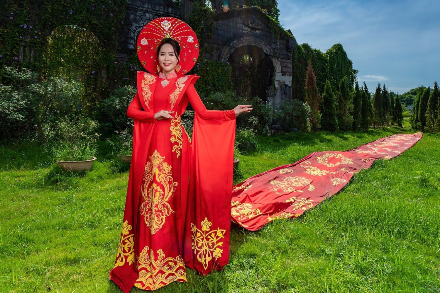 Bride in Traditional Dress at Royal Palace in Hue, Vietnam Editorial Stock  Photo - Image of palace, people: 91924578