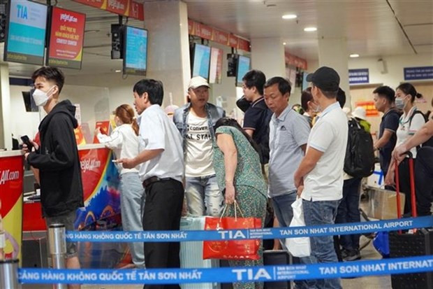 Air passenger surges by 30% in first six months hinh anh 1