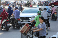 Bản tin trưa 6/7: Rào chắn ở đường Nguyễn Trãi, hàng nghìn xe đi ngược chiều