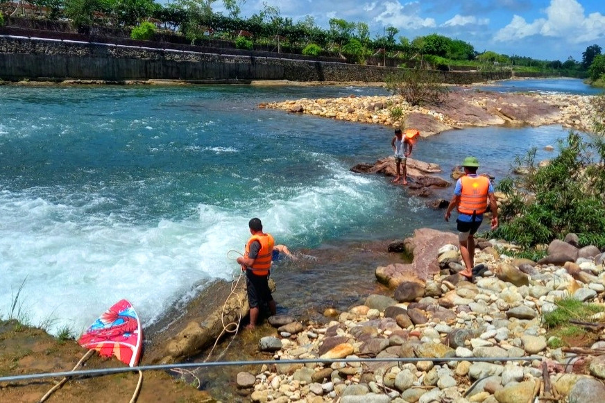 Đi tắm suối cùng vợ con, người đàn ông bị nước cuốn tử vong