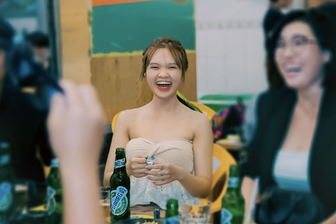 Khách hàng đầu tiên uống bia Tuborg trúng giải đặc biệt 500 triệu đồng