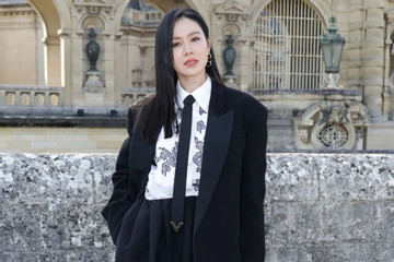 Son Ye Jin diện đồ cá tính đến show thời trang cao cấp tại Pháp