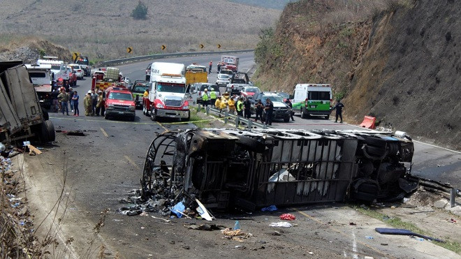 Xe buýt đâm vào khe núi ở Mexico, 27 người thiệt mạng