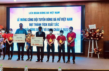 Trung tâm Anh ngữ RES trao tặng Đội tuyển bóng đá nữ Việt Nam 10.000 USD