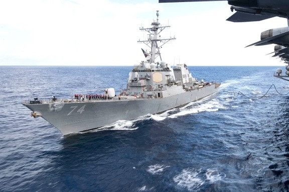 Video Hải quân Mỹ ngăn Iran bắt giữ 2 tàu chở dầu ở vịnh Oman