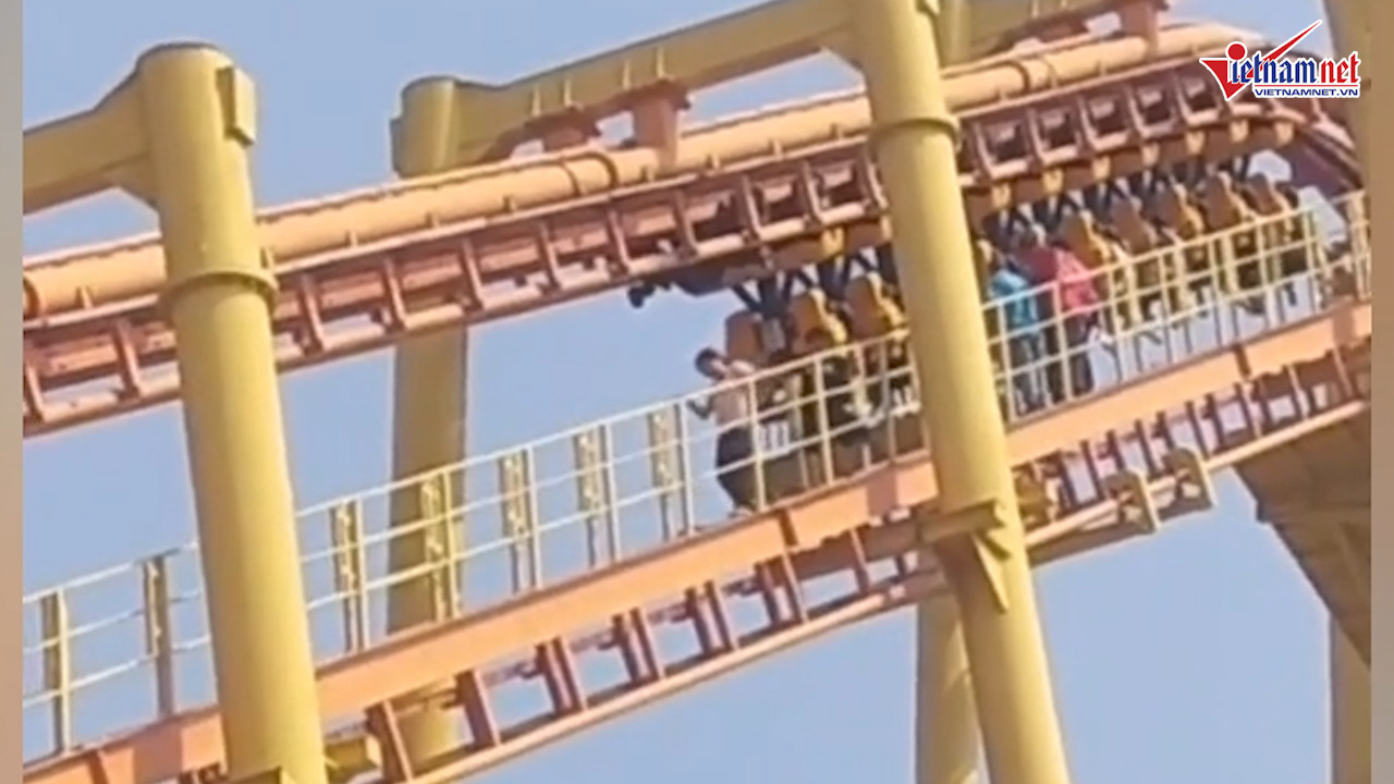 Người chơi bị treo ngược trên tàu lượn ở độ cao 60m do bị cắt điện