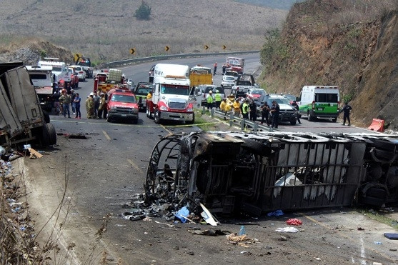 Xe buýt đâm vào khe núi ở Mexico, 27 người thiệt mạng