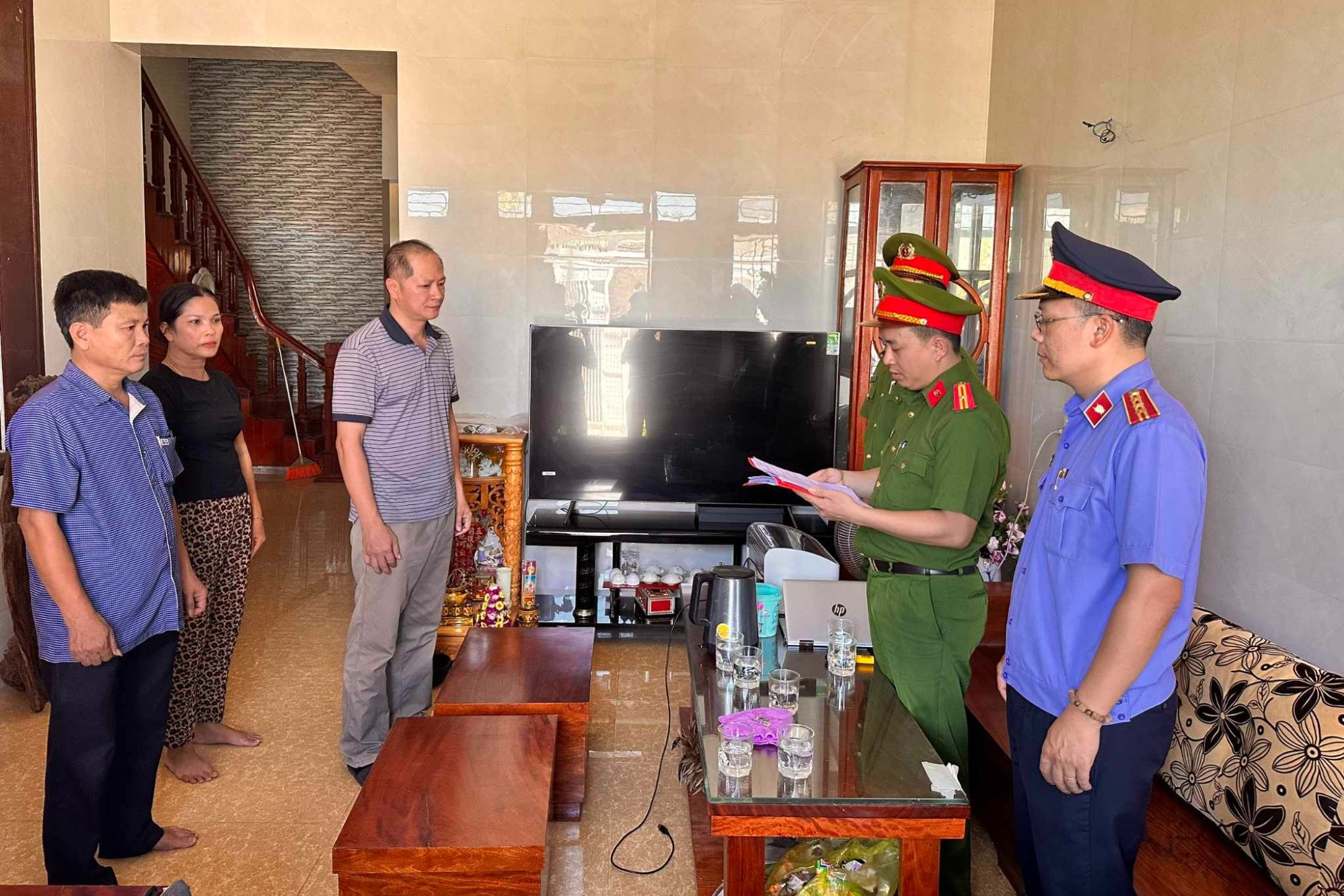 Bắt phó giám đốc 2 trung tâm đăng kiểm nhận hối lộ gần 1 tỷ đồng