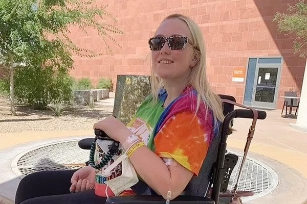 Cô gái chia sẻ dấu hiệu lạ trước khi bị đột quỵ gây liệt nửa người