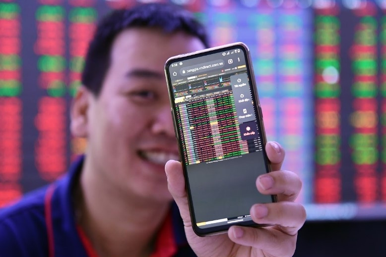 Cổ phiếu tăng, người nhà chủ tịch ồ ạt bán ra