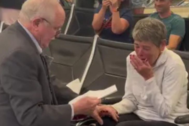 Cụ ông 78 tuổi cầu hôn tình cũ từ thời đi học sau 60 năm, ai cũng ủng hộ