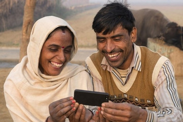 Điện thoại siêu rẻ và gói cước bằng ly trà sữa đưa Internet về nông thôn Ấn Độ