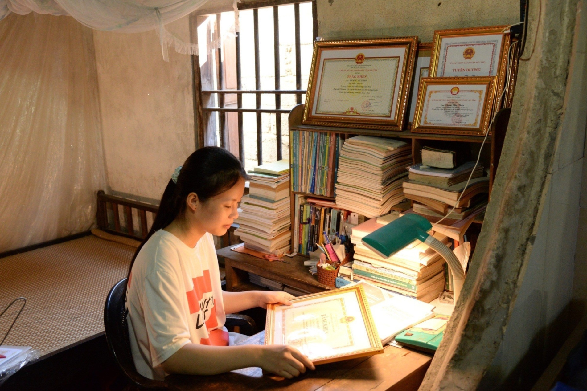 Được tuyển thẳng vào 4 trường đại học top đầu, nữ sinh nghèo không có tiền học