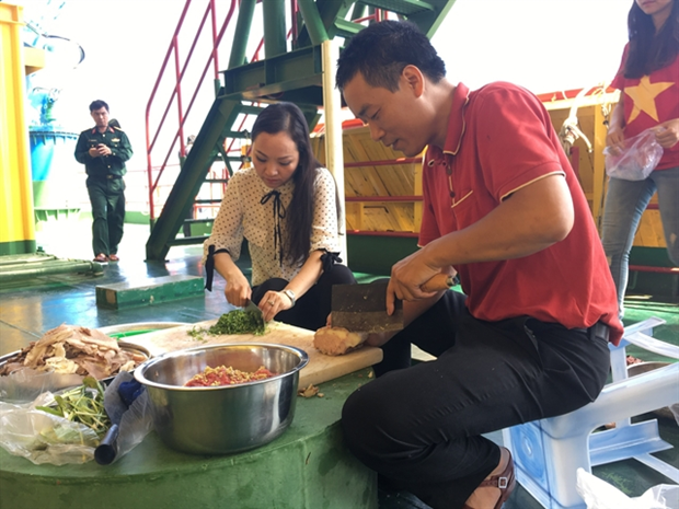 Famous ‘pho’ restaurant owner brings the dish to island soldiers for free hinh anh 1
