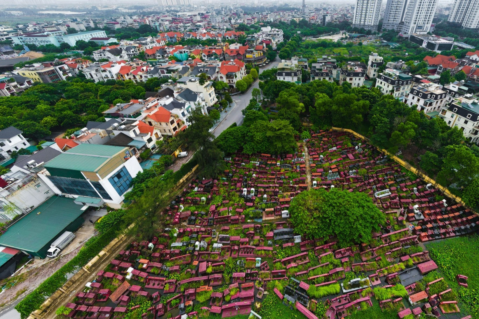 Hà Nội: Đất đẹp xây nhà để bán, nhà ở xã hội bị đẩy ra khu mồ mả, đất lấn chiếm