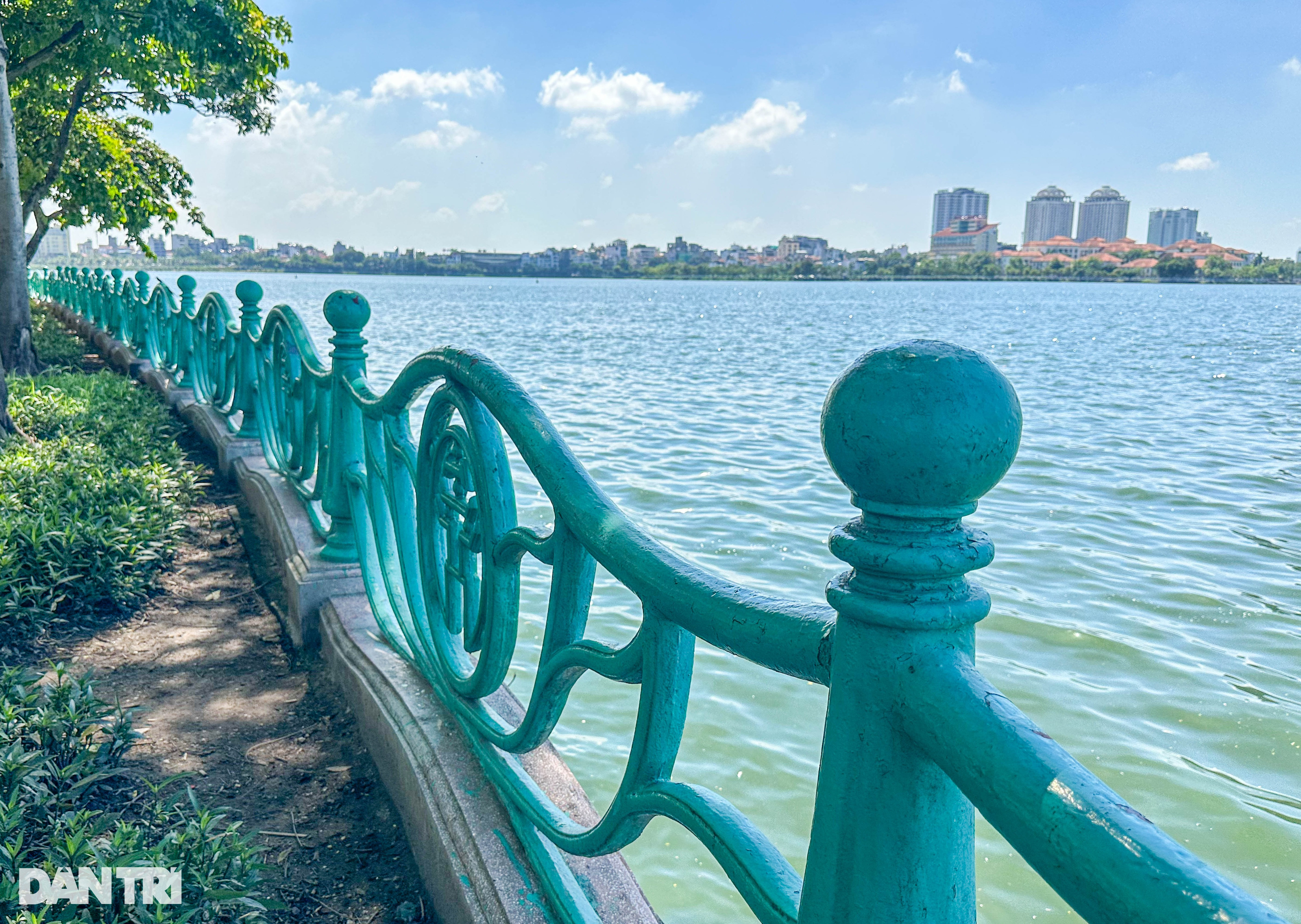 Hà Nội lắp đặt lại các quả cầu gang trên lan can quanh hồ Tây bị mất trộm - 1