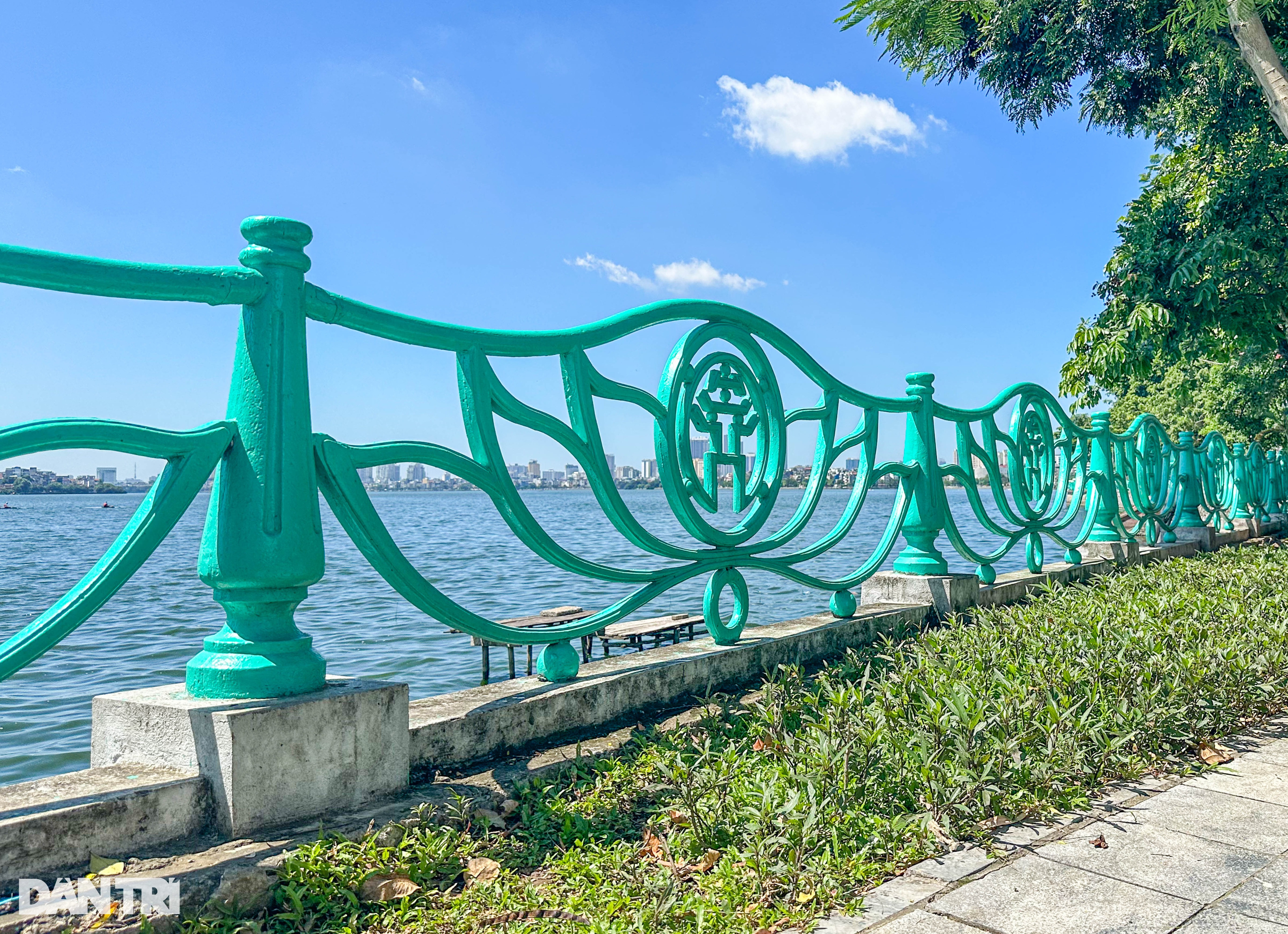 Hà Nội lắp đặt lại các quả cầu gang trên lan can quanh hồ Tây bị mất trộm - 3