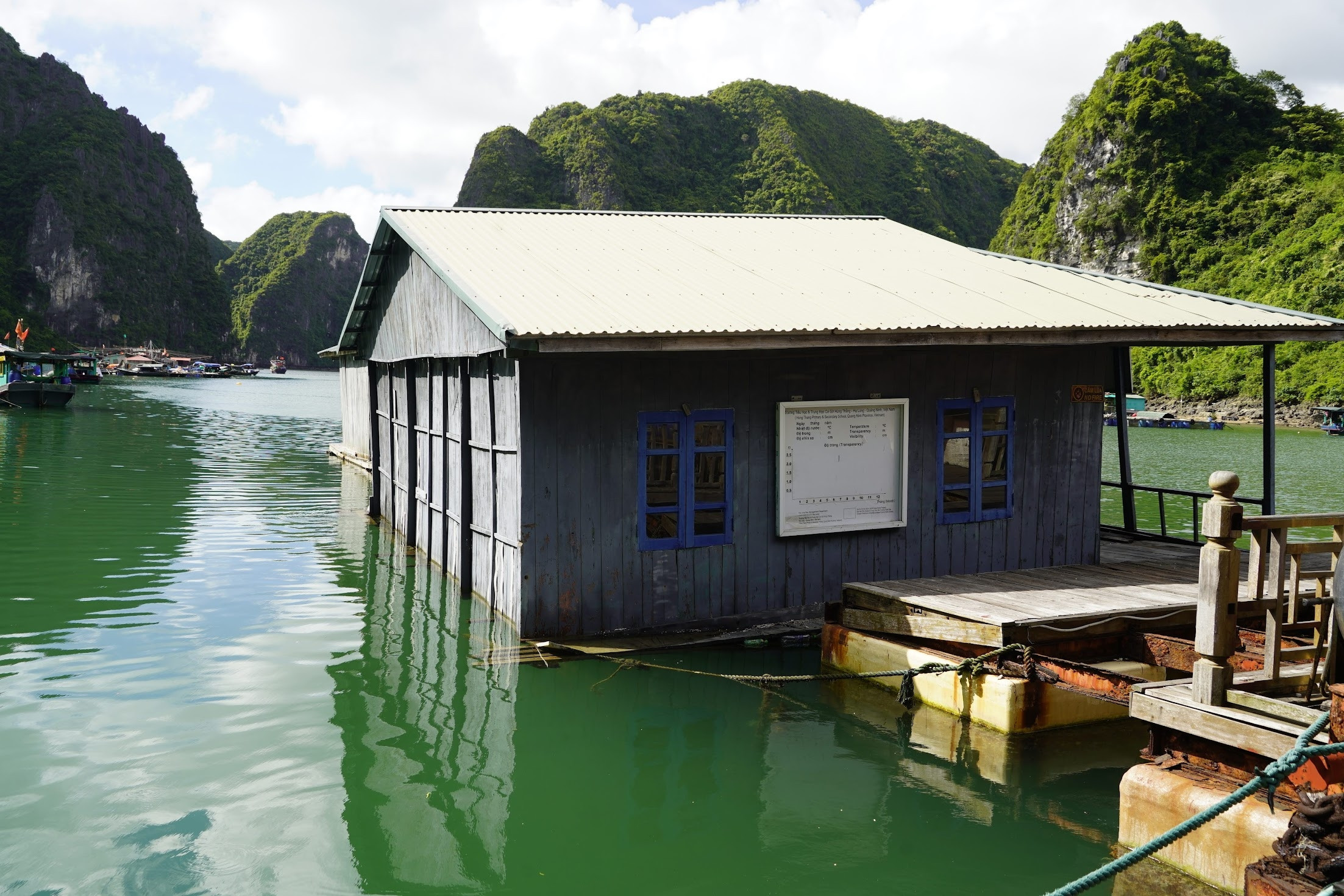 Làng chài đẹp nhất thế giới trên vịnh Hạ Long 'đang chìm dần xuống biển'