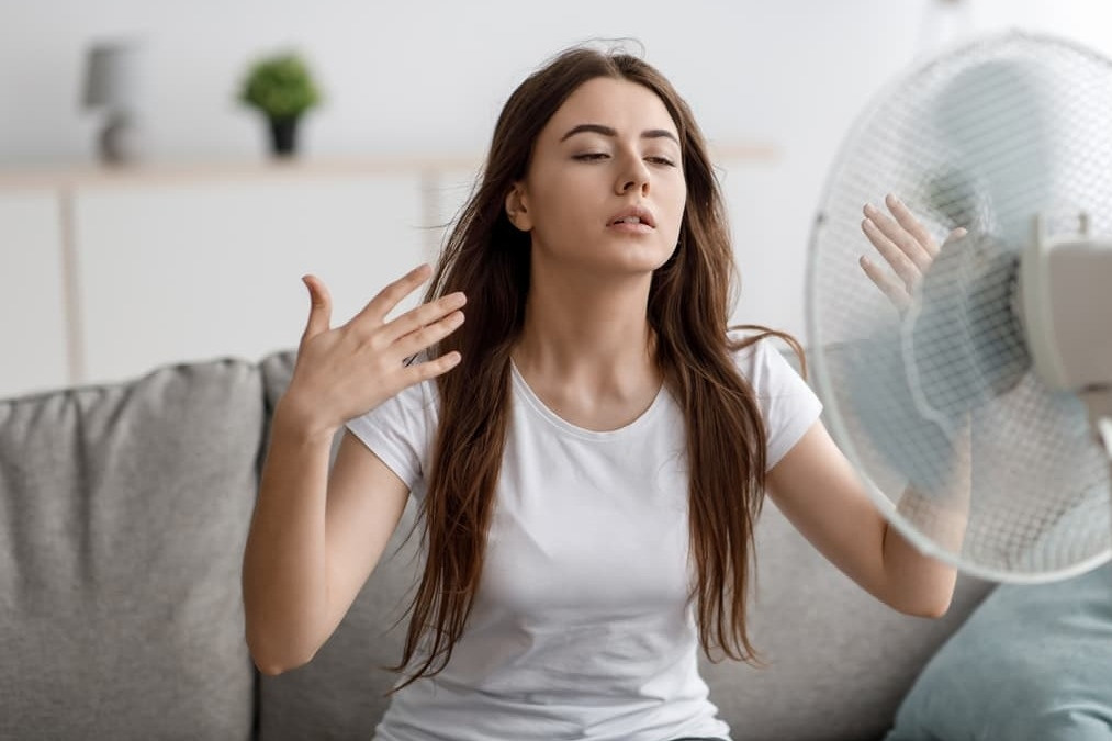 Nguy cơ sức khỏe tiềm ẩn khi sử dụng quạt điện sai cách vào mùa hè