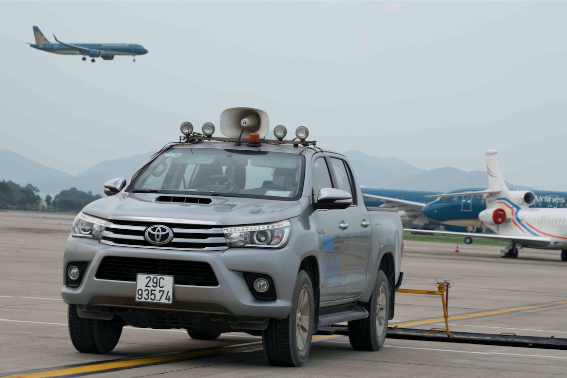 Quy trình thu gom 'vật thể lạ' tại sân bay Nội Bài