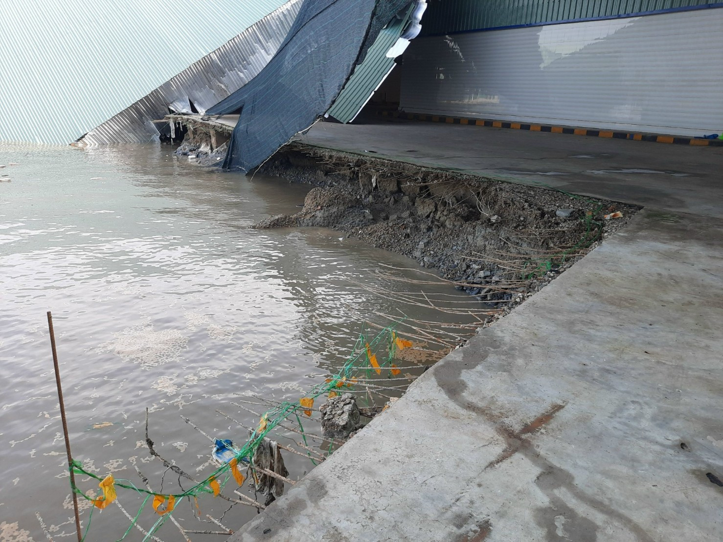 Sạt lở kéo nhà xưởng công ty xuống sông, thiệt hại hơn 5 tỷ đồng