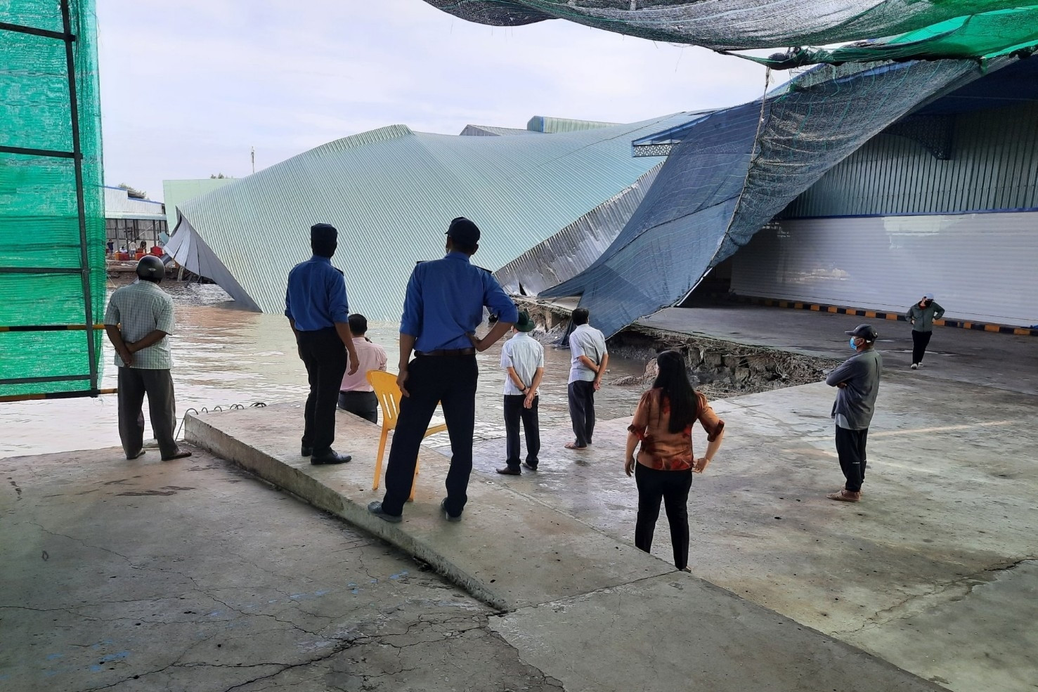 Sạt lở kéo nhà xưởng công ty xuống sông, thiệt hại hơn 5 tỷ đồng