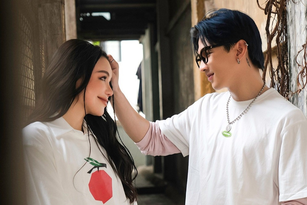 Trà Ngọc Hằng chuộng khăn rằn, tình tứ bên mẫu trẻ