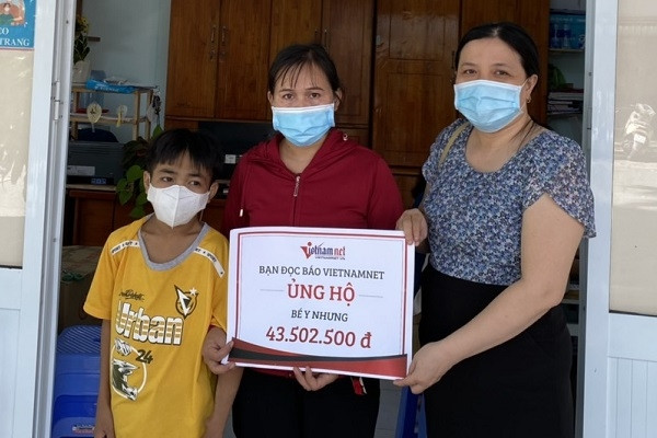 Trao hơn 43 triệu đồng cho bé Y Nhưng bị suy thận mãn giai đoạn cuối