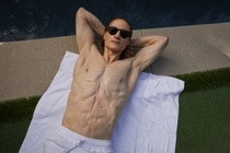 Triệu phú U50 'ăn tối' vào buổi trưa để cơ thể quay về tuổi 18