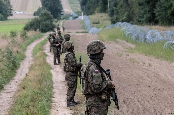 Ba Lan triển khai hàng trăm binh sĩ và thiết bị tới sát biên giới Belarus