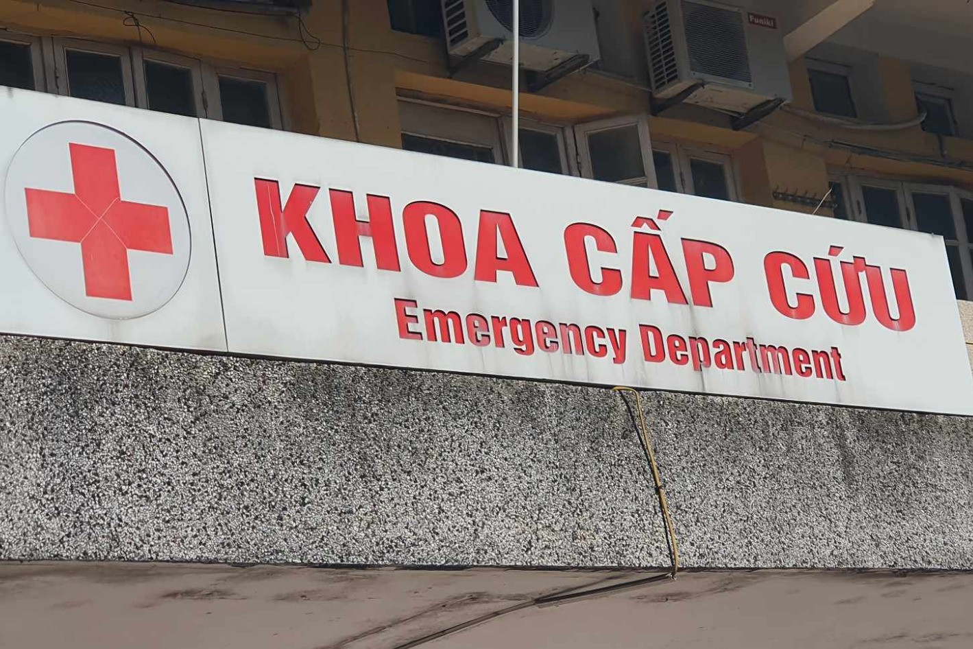 Suýt chết vì người nhà dùng kim chọc đầu ngón tay và tai để bỏ 'máu độc'