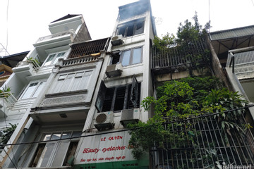 Người cha chết lặng khi nghe tin con tử vong trong đám cháy nhà 6 tầng ở Hà Nội