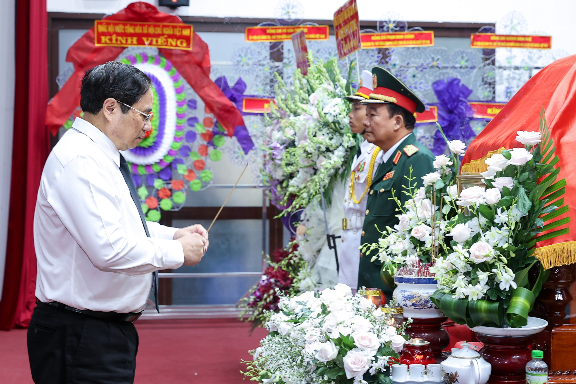 Thủ tướng Phạm Minh Chính viếng nguyên Trưởng ban Tổ chức Trung ương Lê Phước Thọ - Ảnh 1.