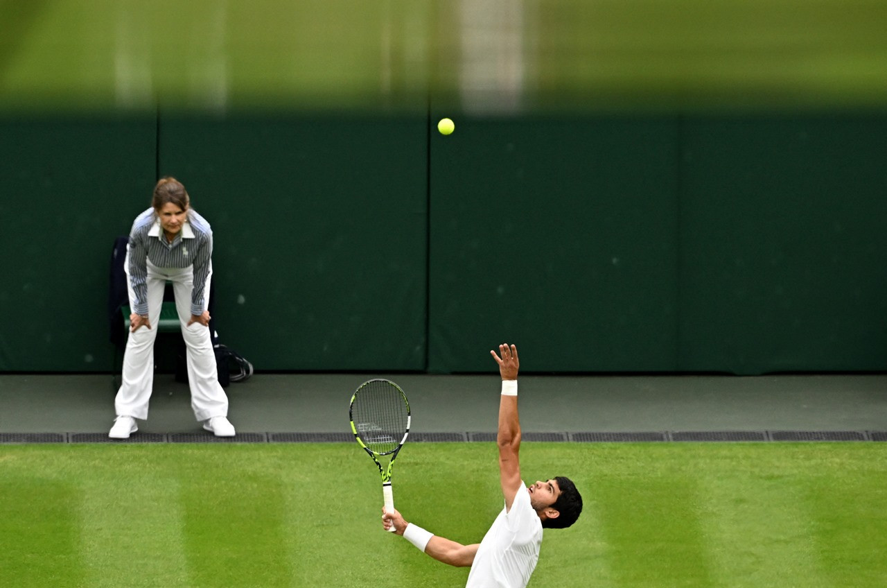 Wimbledon 2023: Carlos Alcaraz chật vật đoạt vé vòng 4