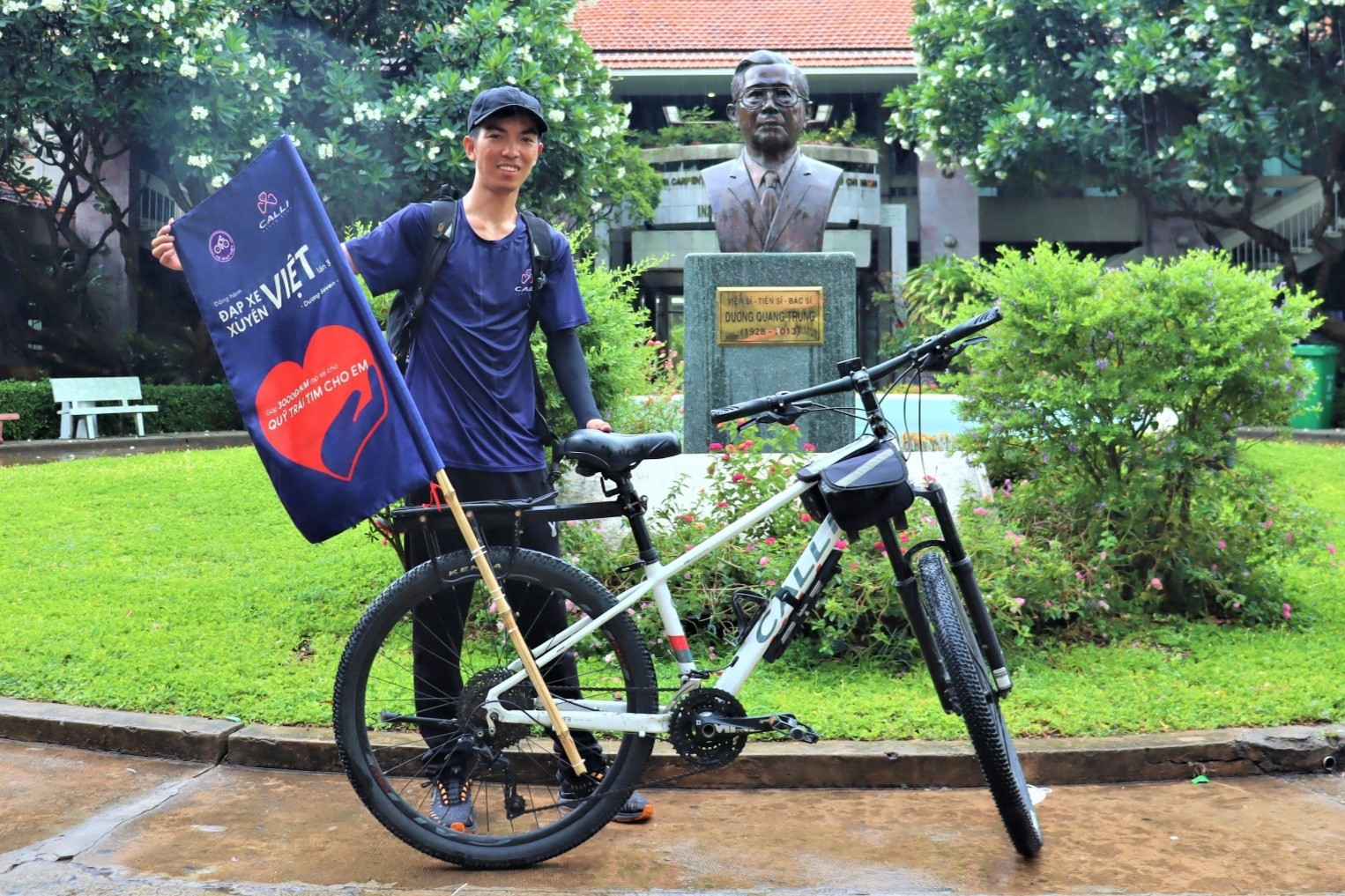 Chàng trai 3 lần đạp xe xuyên Việt, chở sự tử tế đi khắp Việt Nam
