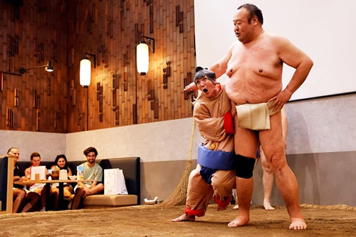 Đô vật sumo về hưu 'mua vui' cho du khách nước ngoài