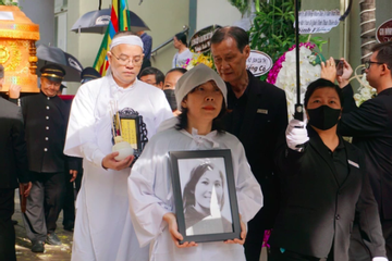 Lễ tiễn biệt nhà thơ Lâm Thị Mỹ Dạ: Con gái từ Mỹ kịp về đưa tiễn