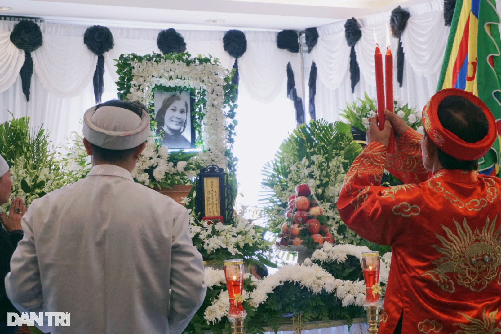 Lễ tiễn biệt nhà thơ Lâm Thị Mỹ Dạ: Con gái từ Mỹ kịp về đưa tiễn - 2