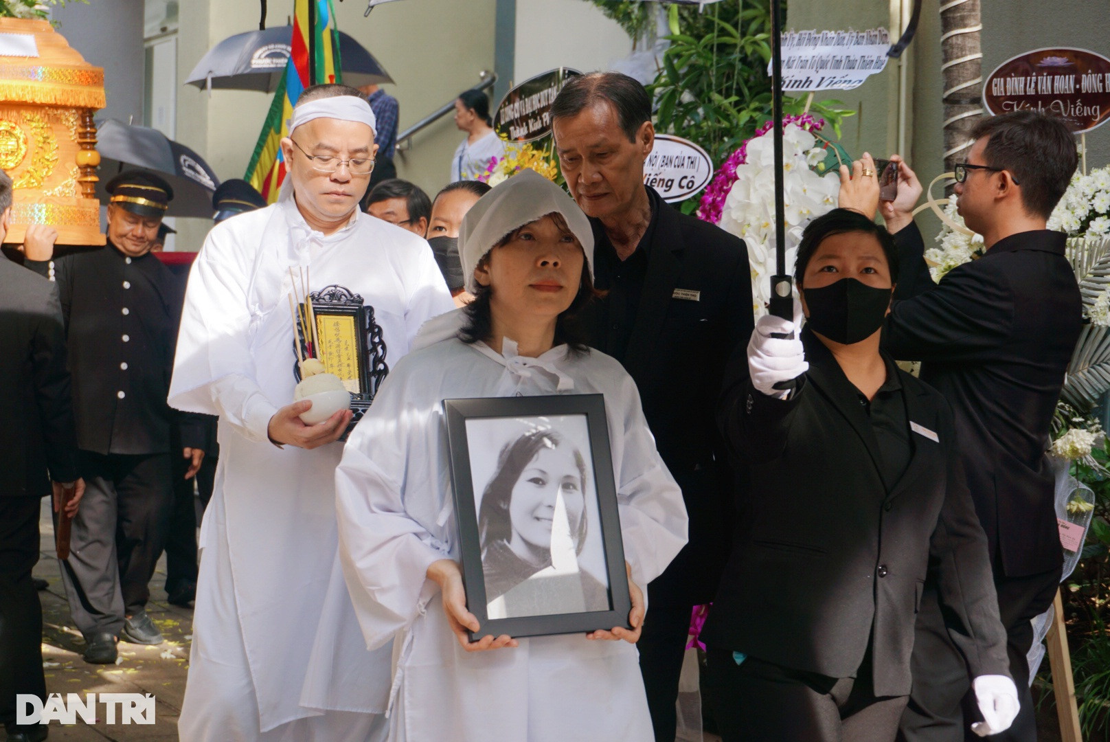 Lễ tiễn biệt nhà thơ Lâm Thị Mỹ Dạ: Con gái từ Mỹ kịp về đưa tiễn - 5