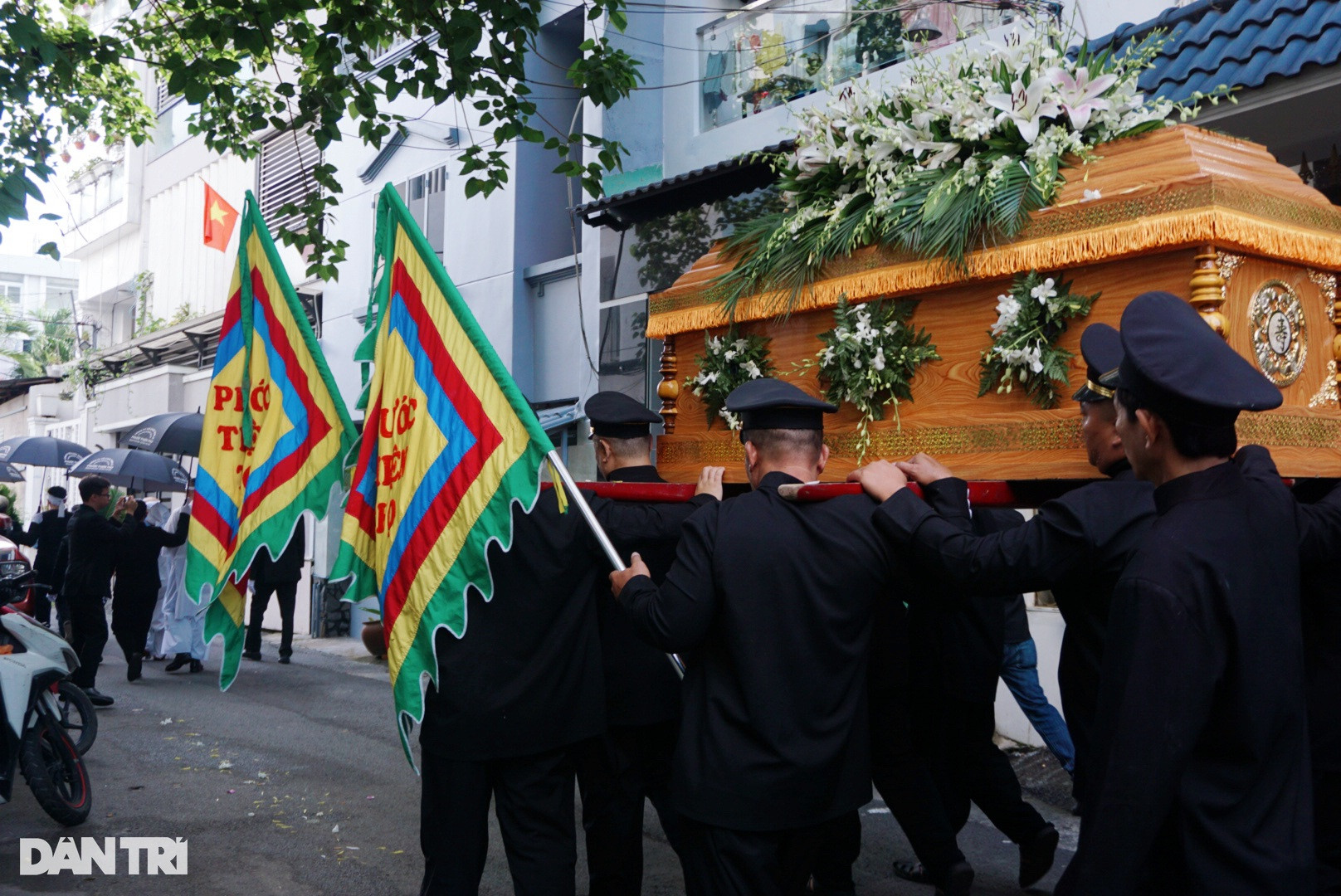 Lễ tiễn biệt nhà thơ Lâm Thị Mỹ Dạ: Con gái từ Mỹ kịp về đưa tiễn - 7