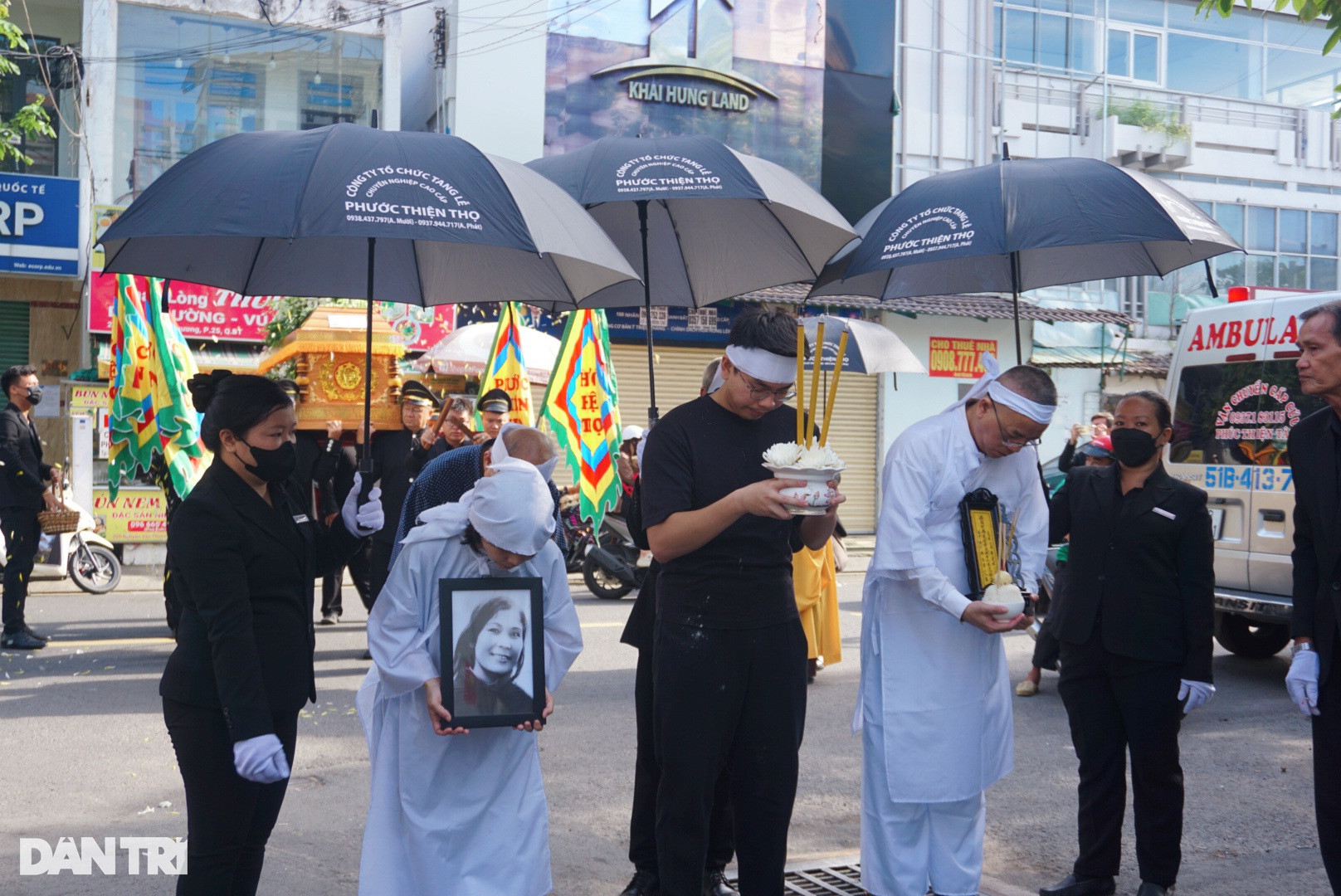 Lễ tiễn biệt nhà thơ Lâm Thị Mỹ Dạ: Con gái từ Mỹ kịp về đưa tiễn - 8