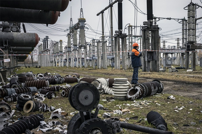 Một nửa hạ tầng năng lượng Ukraine bị phá hủy, Nga tạm dừng lưu thông cầu Crưm